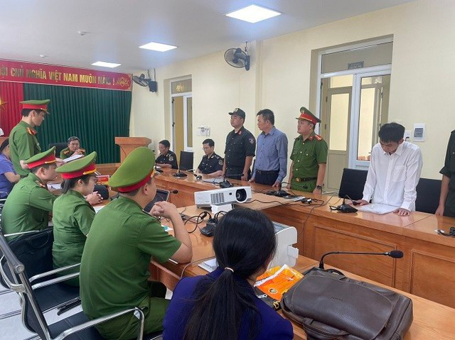 Cơ quan chức năng đọc lệnh bắt giữ Nguyễn Tứ và Đinh Đức Minh. Ảnh: Công an cung cấp Cơ quan chức năng đọc lệnh bắt giữ Nguyễn Tứ và Đinh Đức Minh. Ảnh: Công an cung cấp