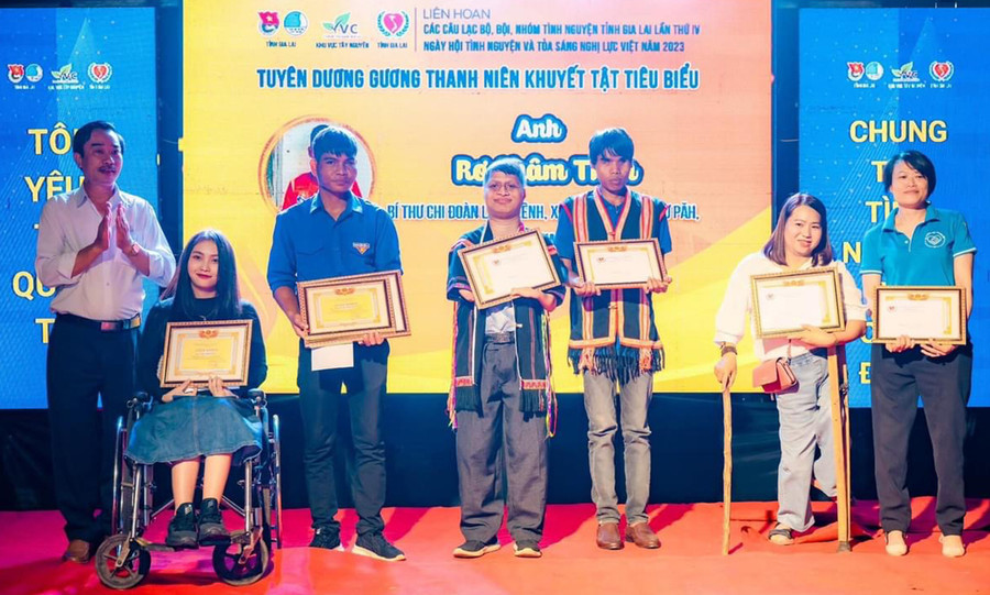 Hội Bảo trợ người khuyết tật và Bảo vệ quyền trẻ em tỉnh tặng giấy khen cho các tấm gương người khuyết tật tiêu biểu. Ảnh: Phan Lài Hội Bảo trợ người khuyết tật và Bảo vệ quyền trẻ em tỉnh tặng giấy khen cho các tấm gương người khuyết tật tiêu biểu. Ảnh: Phan Lài