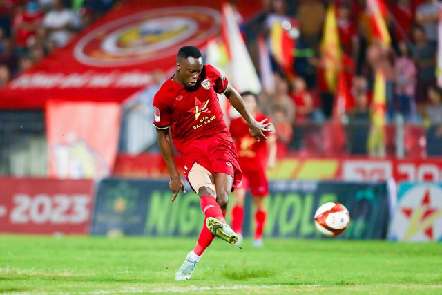 Ngoại binh CLB Hà Tĩnh tỏa sáng. Ảnh: Minh Tú