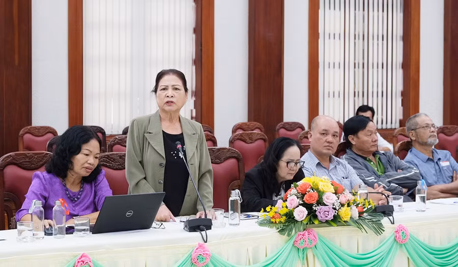 Nghệ sĩ Nhân dân Đinh Xuân La thay mặt văn nghệ sĩ phát biểu tại hội nghị. Ảnh: Hoàng Ngọc