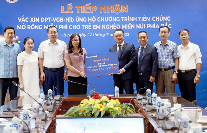 Bộ Y tế tiếp nhận vắc-xin &quot;5 trong 1&quot; ủng hộ Chương trình tiêm chủng mở rộng. Ảnh: Trần Minh