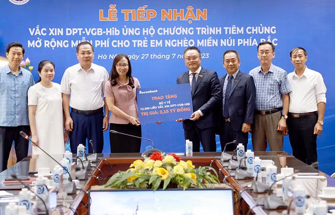 Bộ Y tế tiếp nhận vắc-xin "5 trong 1" ủng hộ Chương trình tiêm chủng mở rộng. Ảnh: Trần Minh