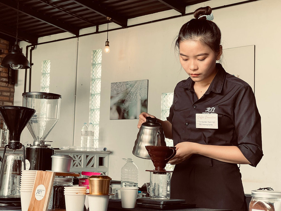 Không chỉ là một thợ pha chế giỏi, chị Nguyễn Thị Thanh Tâm còn tích cực quảng bá hương vị cà phê đặc sản của vùng đất Gia Lai. Ảnh: T.D