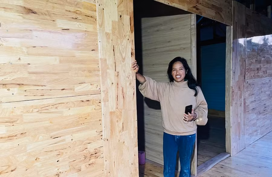 Chị Siu H'Bon (tổ 3, phường Cheo Reo) vui mừng vì căn nhà mới khang trang do Hội LHPN hỗ trợ xây dựng sắp hoàn thành. Ảnh: Vũ Chi