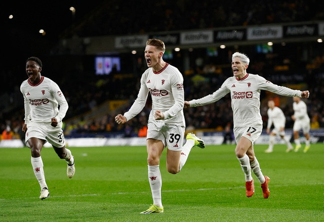 Scott McTominay giúp Man Unied tái lập thế dẫn bàn Scott McTominay giúp Man Unied tái lập thế dẫn bàn