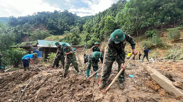 Bộ đội và các lực lượng khẩn trương tìm kiếm nạn nhân. Ảnh: NGUYỄN HƯỞNG Bộ đội và các lực lượng khẩn trương tìm kiếm nạn nhân. Ảnh: NGUYỄN HƯỞNG