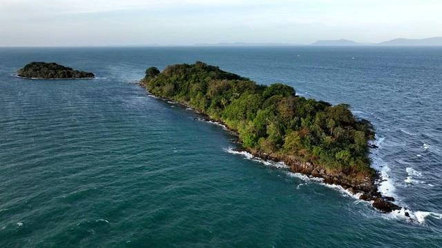 Đảo Đồi Mồi nhìn từ trên cao. Đảo Đồi Mồi nhìn từ trên cao.