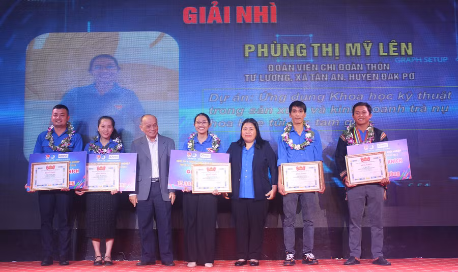 Ban tổ chức trao giải cho các tác giả tham gia vòng chung kết cuộc thi. Ảnh: P.L