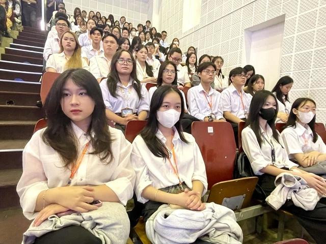 Tân sinh viên trong lễ khai giảng. ẢNH: MỸ QUYÊN