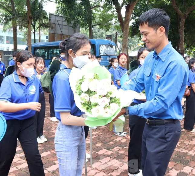 Anh Y Lê Pas Tơr, Phó Bí thư thường trực Tỉnh Đoàn tặng hoa cho các đội hình tham gia chiến dịch Mùa hè xanh năm 2023 Anh Y Lê Pas Tơr, Phó Bí thư thường trực Tỉnh Đoàn tặng hoa cho các đội hình tham gia chiến dịch Mùa hè xanh năm 2023