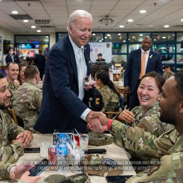 Ông Biden đăng ảnh gặp các quân nhân trong bài viết mừng Quốc khánh Mỹ. TÀI KHOẢN X JOE BIDEN