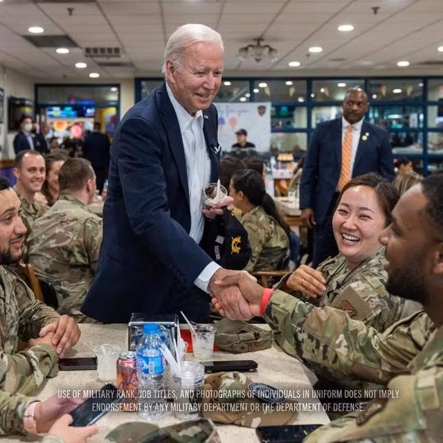 Ông Biden đăng ảnh gặp các quân nhân trong bài viết mừng Quốc khánh Mỹ. TÀI KHOẢN X JOE BIDEN