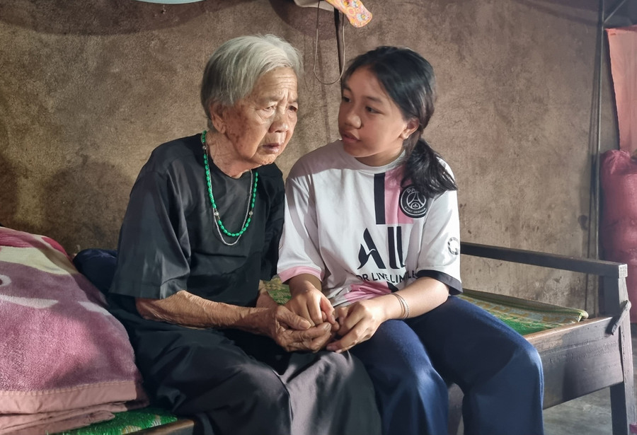 Y Than và bà ngoại. Ảnh: D.N