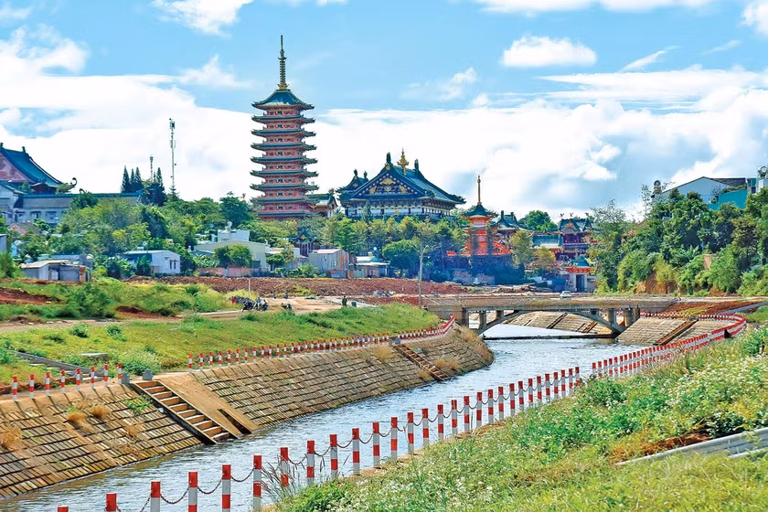 Khu vực bờ kè suối Hội Phú. Ảnh: Đ.T