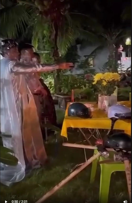 Gia đình chồng cũ chị D. cúng bái trừ tà được cho là trong một ngôi nhà ở xã Thiện Nghiệp, TP.Phan Thiết. ẢNH TỪ CLIP Gia đình chồng cũ chị D. cúng bái trừ tà được cho là trong một ngôi nhà ở xã Thiện Nghiệp, TP.Phan Thiết. ẢNH TỪ CLIP