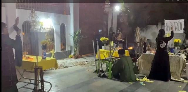 Nhà chồng chị D cúng trừ tà ma có cả "pháp trường". ẢNH TỪ CLIP Nhà chồng chị D cúng trừ tà ma có cả "pháp trường". ẢNH TỪ CLIP