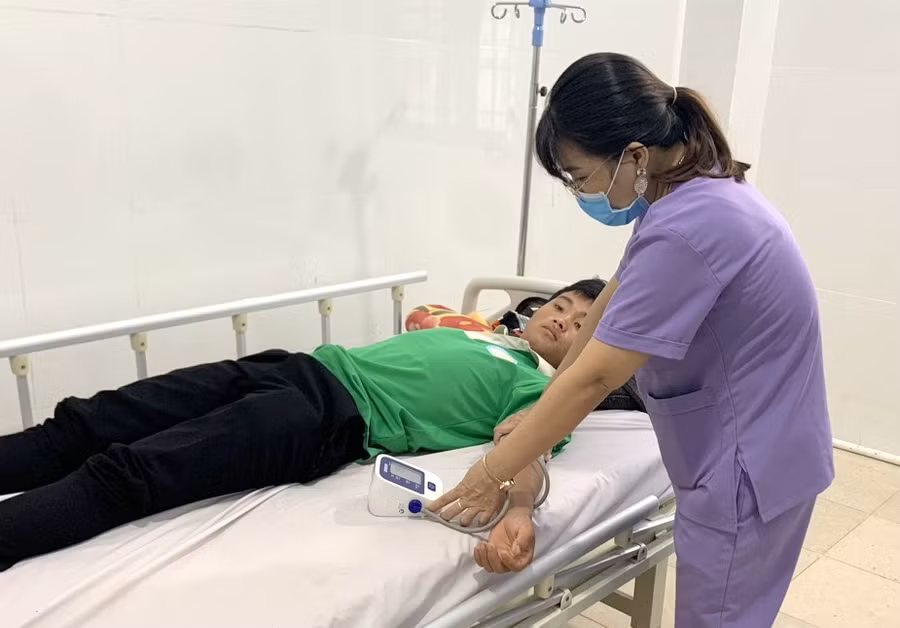 Trung tâm Y tế huyện Đắk Glong đã kịp thời cấp cứu cho 11 người bị ngộ độc thức ăn tập thể ở trên địa bàn. Ảnh: Ngô Đồng