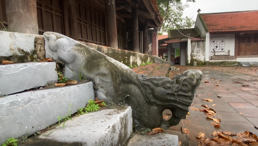 Một trong hai con rồng đá có niên đại thời Trần hơn 500 tuổi trên bậc lên xuống nhà Tiền đường. (Ảnh: Bích Hằng/Vietnam+) Một trong hai con rồng đá có niên đại thời Trần hơn 500 tuổi trên bậc lên xuống nhà Tiền đường. (Ảnh: Bích Hằng/Vietnam+)