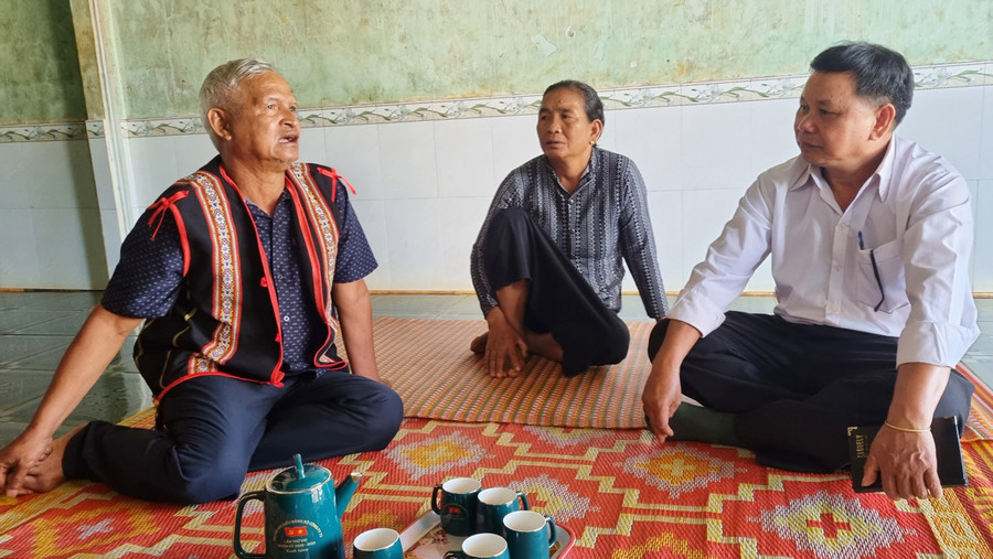 Ông Siu Deo (bìa trái, làng Mook Đen 2, xã Ia Dom) đến từng gia đình tuyên truyền, vận động hiến đất làm đường. Ảnh: Hà Phương Ông Siu Deo (bìa trái, làng Mook Đen 2, xã Ia Dom) đến từng gia đình tuyên truyền, vận động hiến đất làm đường. Ảnh: Hà Phương