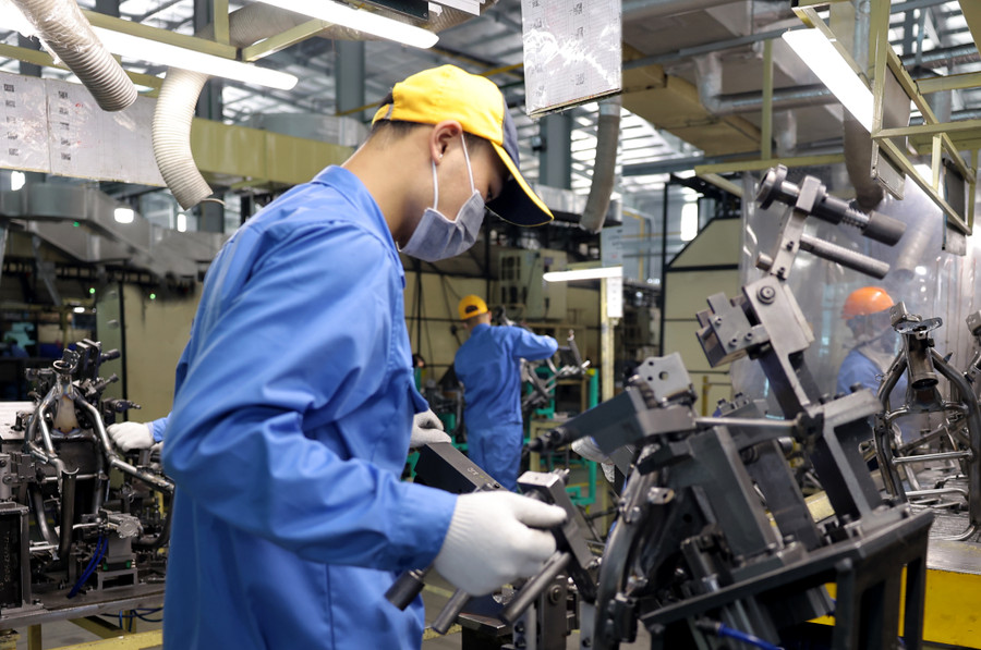 Sản xuất linh kiện, phụ tùng ô tô, xe máy tại công ty TNHH Công nghệ Cosmos (KCN Khai Quang, TP. Vĩnh Yên, Tỉnh Vĩnh Phúc). Ảnh: Thế Hùng/baovinhphuc Sản xuất linh kiện, phụ tùng ô tô, xe máy tại công ty TNHH Công nghệ Cosmos (KCN Khai Quang, TP. Vĩnh Yên, Tỉnh Vĩnh Phúc). Ảnh: Thế Hùng/baovinhphuc