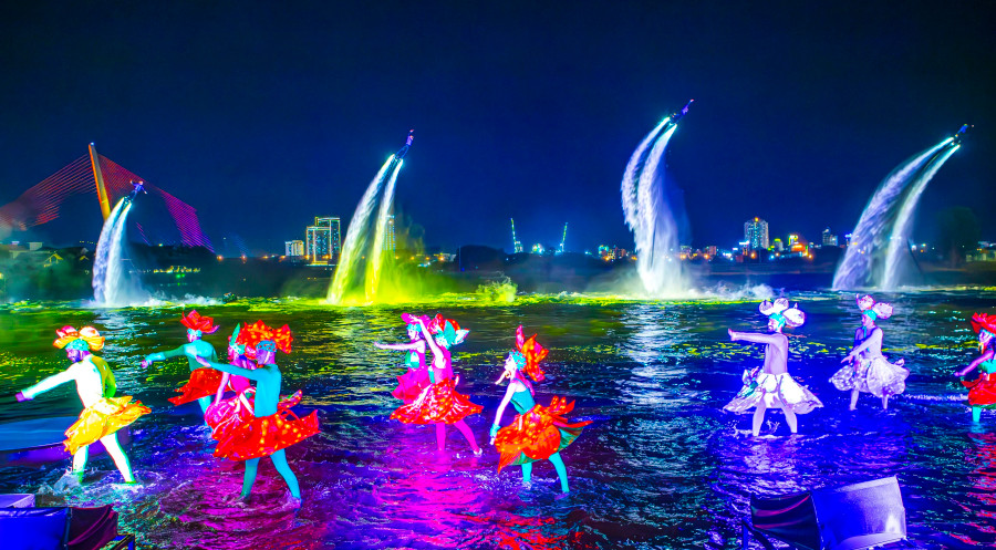 Mỗi loại hình nghệ thuật, mỗi chương hồi của show diễn dẫn dắt khán giả đi từ bất ngờ này đến ngạc nhiên khác. Ảnh: Nguyễn Tú