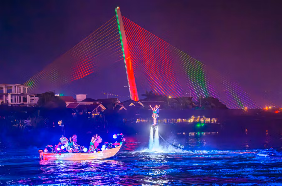 Xuyên suốt thời lượng 45 phút của show diễn, du khách thưởng thức những giai điệu cổ điển nổi tiếng thuộc thể loại Epic Symphony - giao hưởng hùng tráng, thường xuất hiện trong những bộ phim điện ảnh. Ảnh: Nguyễn Tú