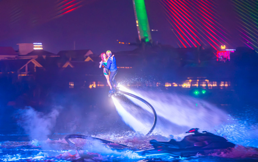 Các vận động viên và nghệ sĩ khiêu vũ trên mặt nước. Ảnh: Nguyễn Tú