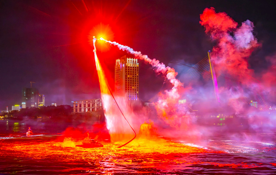 Pháo sáng và các pha bay lượn tạo phấn khích cho khán giả. Ảnh: Nguyễn Tú