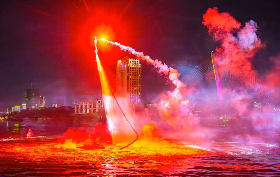 Pháo sáng và các pha bay lượn tạo phấn khích cho khán giả. Ảnh: Nguyễn Tú