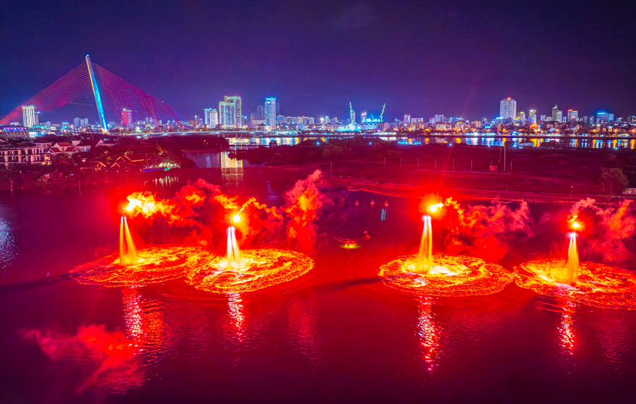 Các vận động viên &quot;xé&quot; tan màn đêm trên sông Hàn. Ảnh: Nguyễn Tú