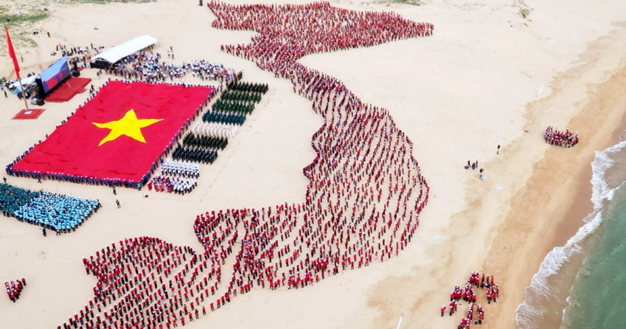 Dáng hình Việt Nam thu nhỏ được xếp bởi 3.200 đoàn viên, thanh niên tỉnh Phú Yên. Dáng hình Việt Nam thu nhỏ được xếp bởi 3.200 đoàn viên, thanh niên tỉnh Phú Yên.