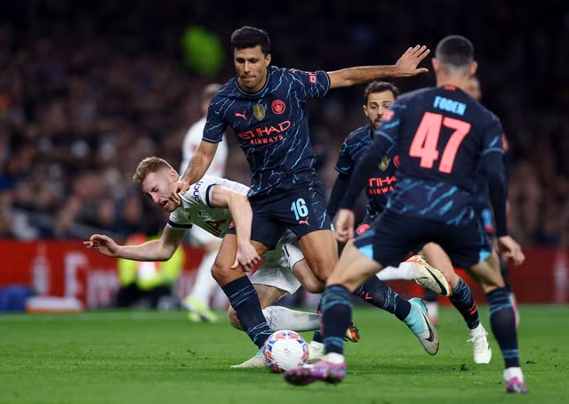 Dejan Kulusevski trong vòng vây các cầu thủ Man City