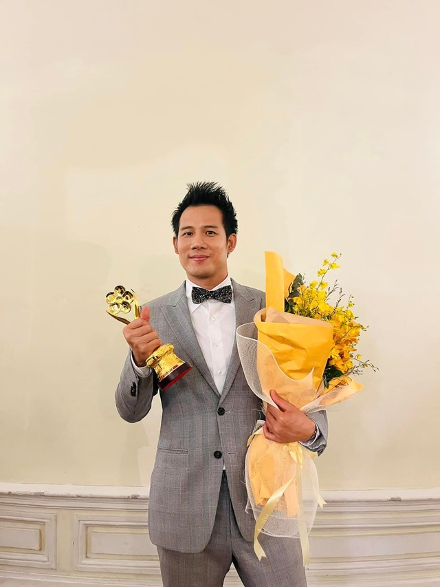 Thanh Thức thay mặt ê-kíp phim nhận tượng Mai Vàng Thanh Thức thay mặt ê-kíp phim nhận tượng Mai Vàng