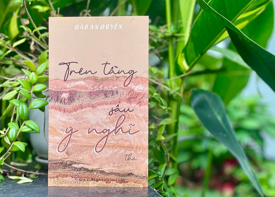 Tập thơ “Trên tầng sâu ý nghĩ”. Ảnh: P.D Tập thơ “Trên tầng sâu ý nghĩ”. Ảnh: P.D