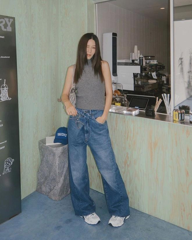 Chiếc áo len mỏng không tay phối quần jeans vừa lịch thiệp sang trọng vừa tỏa khí chất thời thượng. Ảnh: @_jeanettemadsen_, @tsangtastic