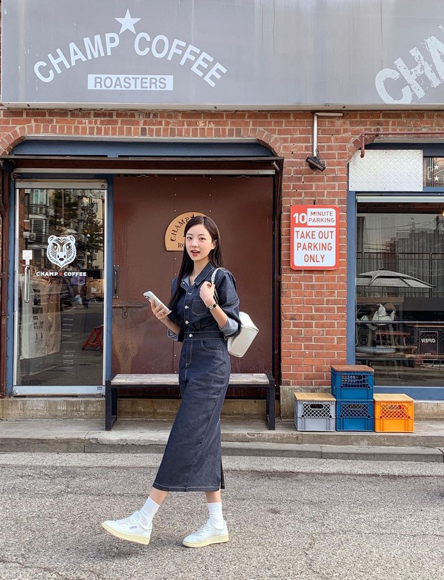 Với chất liệu denim dày dặn và bền bỉ, có vô số lựa chọn cho nàng biến hóa. Một trong số đó là diện đồ theo phong cách denim on denim. Áo sơ mi phối cùng với chân váy dáng dài và kết lại bằng giày thể thao trắng. Set đồ vừa thể hiện sự cá tính, vừa tôn lên nét trong trẻo cho người mặc. Ngoài ra, với bản phối này nàng có thể diện được trong nhiều hoàn cảnh khác nhau. Ảnh: @attrangs_official