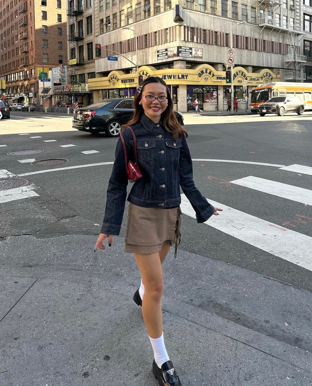 Không chỉ ăn nhập với thời tiết, đồ denim còn rất trẻ trung, cá tính và hợp diện trong nhiều hoàn cảnh. Tuy nhiên, giống như nhiều kiểu trang phục khác, xu hướng đồ denim cũng được biến hóa theo từng giai đoạn. Năm nay, áo khoác denim là món đồ được hội tín đồ yêu chuộng nhiều nhất. Cô nàng Kendall Dair tung tăng xuống phố với áo khoác sơ mi denim và chân váy ngắn buộc dây. Về phụ kiện, fashionista người Mỹ hoàn thiện bằng giày loafer gắn khóa kim loại, túi xách baguette da bóng và kính râm gọng oval. Ảnh: @kendalldair