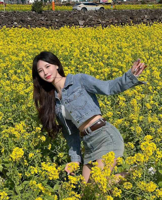 Đồ denim đâu chỉ mang đến nét cá tính mà chúng còn giúp người mặc thể hiện vẻ đẹp quyến rũ và uyển chuyển tự nhiên. Nếu không tin, bạn hãy cứ nhìn vào hình ảnh này của ulzzang Dilisom, cô kết hợp áo khoác dáng ngắn với chân váy mini, tạo điểm nhấn bằng thắt lưng da và bên trong mặc kèm áo tube top bó sát có khả năng tôn lên vòng 1 đầy đặn. Ảnh: @dillissom