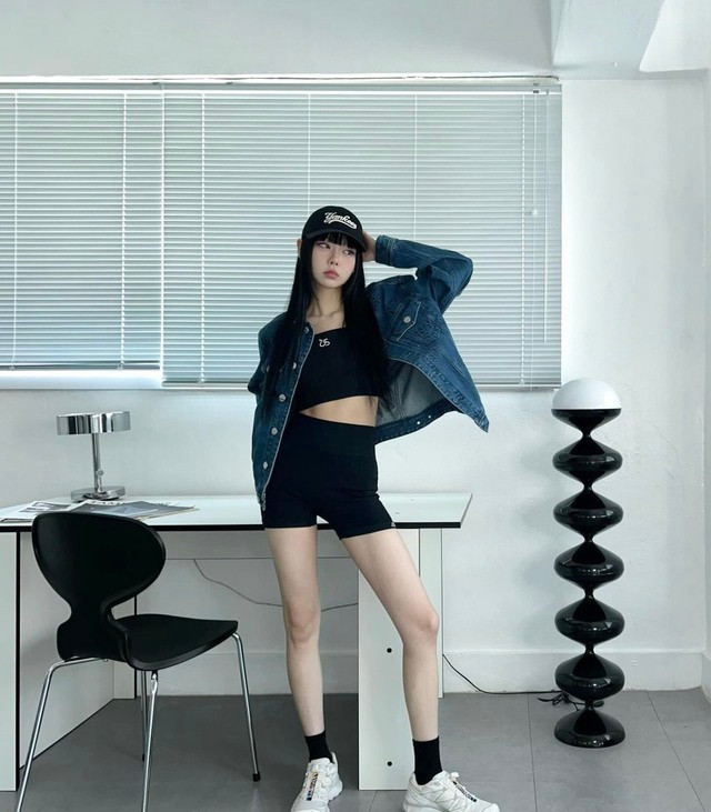 Đồ denim rất hợp với những món thời trang sporty chic năng động, chẳng hạn như áo bra thể thao, quần ngắn legging bó sát và mũ bóng chày. Áo khoác denim không chỉ giữ ấm cho những ngày se lạnh mà còn giúp tổng thể vẻ ngoài cô nàng Jiwoo Kim thêm bụi bặm, phóng khoáng. Set trang phục rất thích hợp để diện đi tập luyện thể thao hoặc xuống phố dạo chơi. Ảnh: @wo.Oz