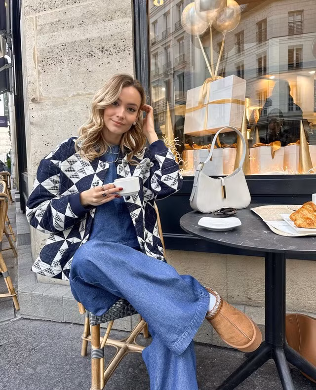 Một bộ jumpsuit từ chất liệu denim sẽ giúp bạn tiết kiệm kha khá thời gian phối đồ mà vẫn có được vẻ ngoài thời thượng, đẹp mắt. Khoác trên người những món đồ hot hit nhất ở thời điểm hiện tại như jumpsuit denim, áo khoác chần bông họa tiết và ugg boots độn đế, fashionista Inès Frassint toát lên dáng vẻ thanh lịch mà cũng yêu kiều vô cùng. Ảnh: @ines.frassint