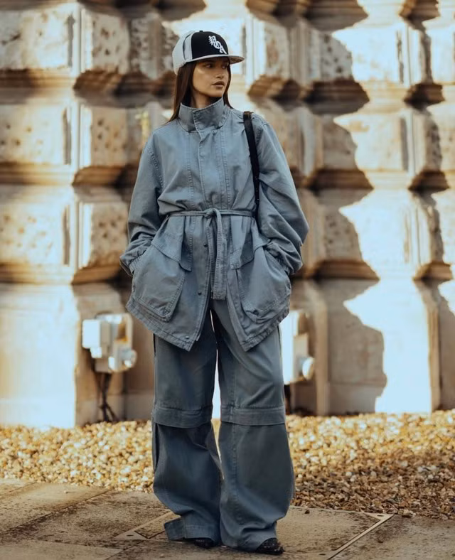 Sự cá tính và phóng khoáng của đồ denim là một điều không ai có thể phủ nhận. Fashionista Natalie Winter toát lên dáng vẻ cool ngầu chất chơi khi diện bộ đồ tone sur tone gồm áo khoác túi hộp hầm hố và quần denim ống rộng thùng thình. Phong cách ngày giao mùa sẽ mất đi sự thú vị nếu thiếu loại trang phục mang chất liệu này. Thời tiết dịu mát ở thời điểm hiện tại được coi là hoàn hảo để các nàng diện đồ denim. Ảnh: @natwinter_