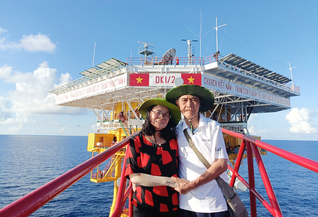 Hai vợ chồng ông Lê Trọng Cát nắm tay nhau trên nhà giàn DK1/2 Phúc Tần