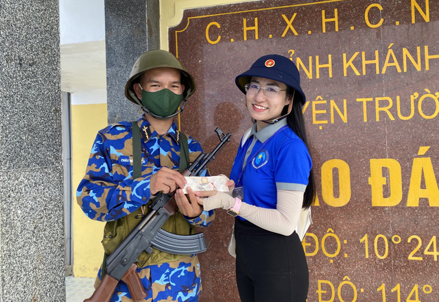 Chị Hà My tặng quà chiến sĩ trên đảo Đá Thị. Ảnh: V.T