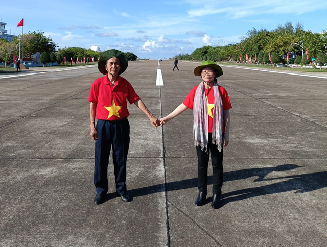 Vợ chồng ông Lê Trọng Cát tự hào đứng trên “quảng trường” ở đảo Trường Sa lớn