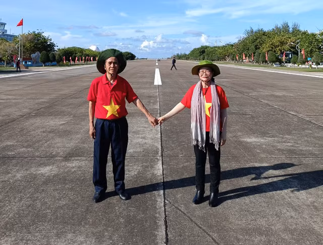 Vợ chồng ông Lê Trọng Cát tự hào đứng trên “quảng trường” ở đảo Trường Sa lớn