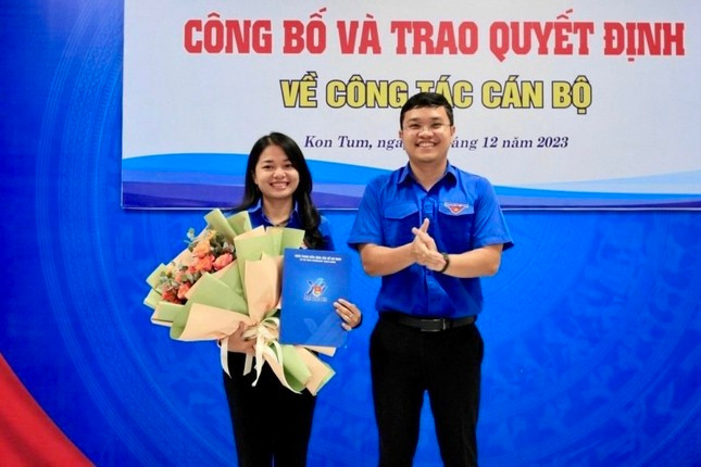 Tân Phó Bí thư Y Việt Sa nhận hoa và Quyết định tại buổi lễ Tân Phó Bí thư Y Việt Sa nhận hoa và Quyết định tại buổi lễ