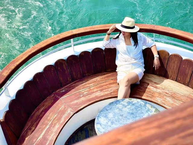 Chiếc sơ mi thoải mái kết hợp với áo dây và quần short cùng màu sẽ khiến những giây phút trên biển của bạn vừa thoải mái lại vừa lãng mạn.