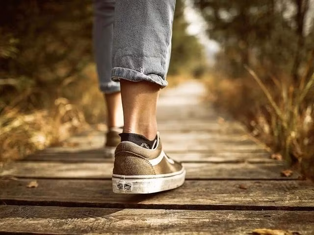 Những người có vấn đề xương khớp ở chân không nên đi bộ quá lâu mà cần có thời gian nghỉ ngơi hợp lý. Ảnh PEXELS