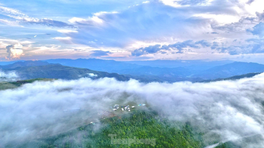 Bùi Hui có khí hậu khá mát mẻ và còn rất hoang sơ. Đến thảo nguyên Bùi Hui, du khách không khỏi ấn tượng với những ngọn đồi cao chìm trong biển mây trắng, đồng cỏ xanh dài tít tắp tận chân trời, được du khách ví von là “thảo nguyên trên mây”. Ảnh: GREENCAMP.