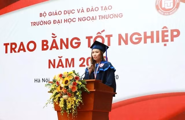 Nguyễn Thị Minh Hòa đại diện sinh viên Trường ĐH Ngoại thương phát biểu trong buổi lễ tốt nghiệp vào năm 2020. Ảnh: NVCC
